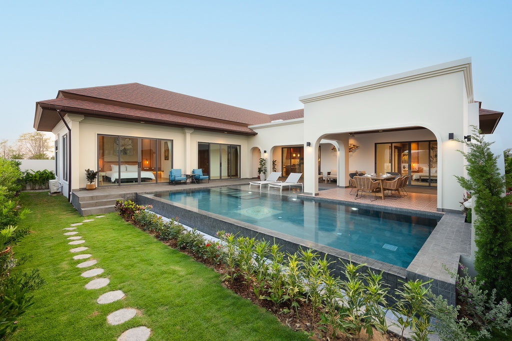 Moderne Luxusvilla im balinesischen Stil mit 3 Schlafzimmern und Pool in der Nähe von Black Mountain – Hua Hin