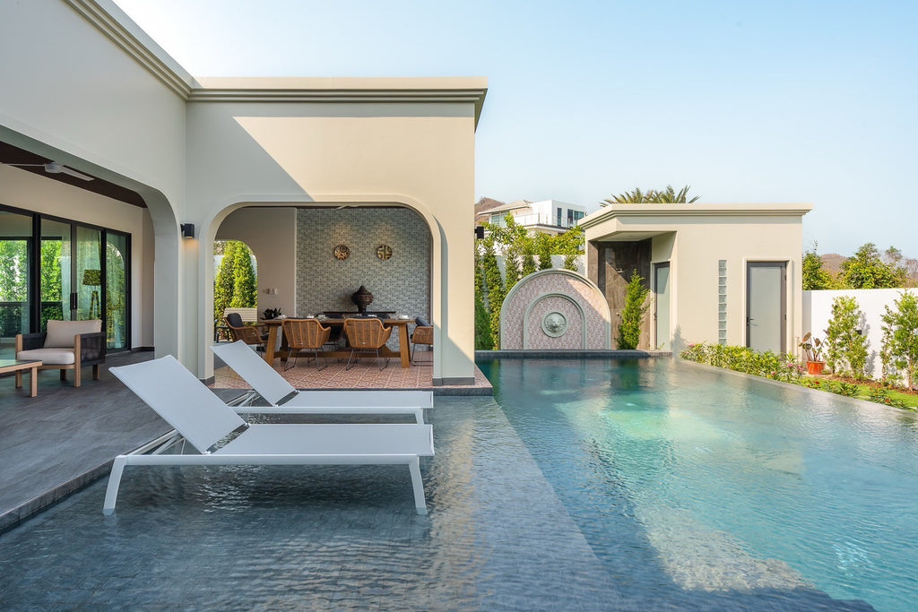 Moderne Luxusvilla im balinesischen Stil mit 3 Schlafzimmern und Pool in der Nähe von Black Mountain – Hua Hin