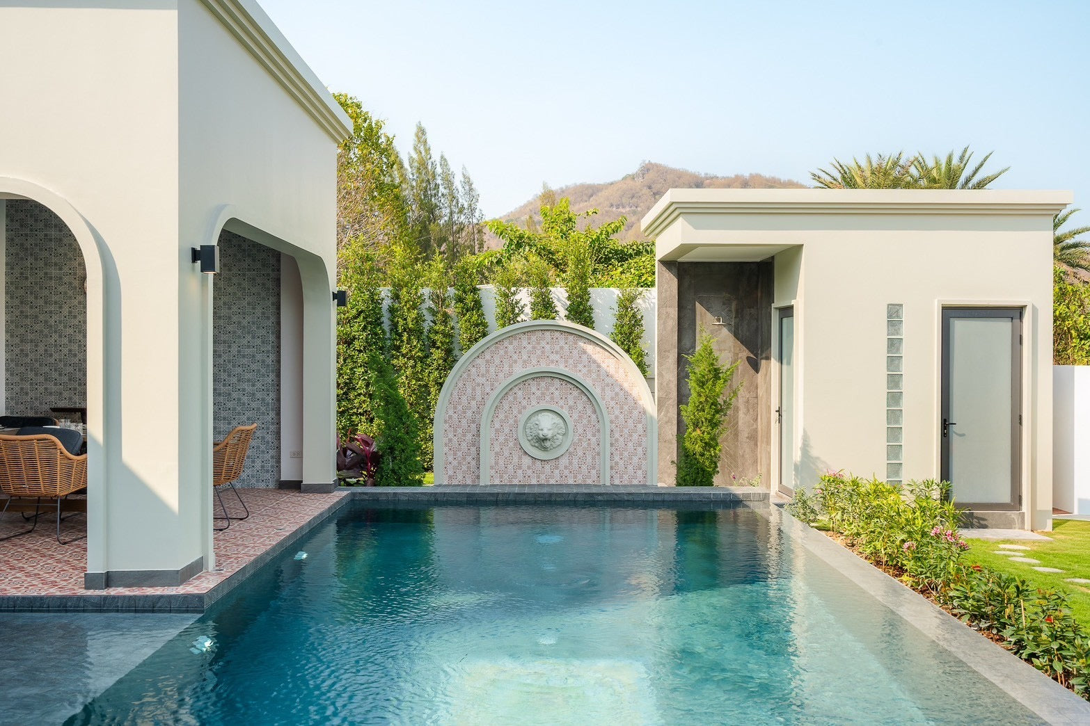 Moderne Luxusvilla im balinesischen Stil mit 3 Schlafzimmern und Pool in der Nähe von Black Mountain – Hua Hin
