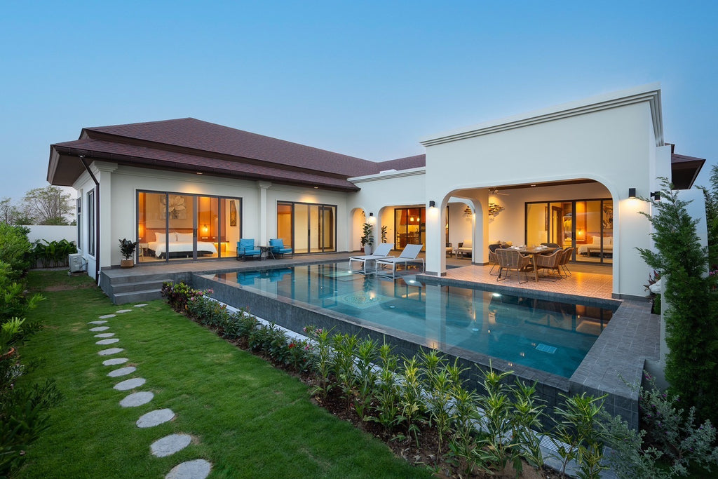 Moderne Luxusvilla im balinesischen Stil mit 3 Schlafzimmern und Pool in der Nähe von Black Mountain – Hua Hin