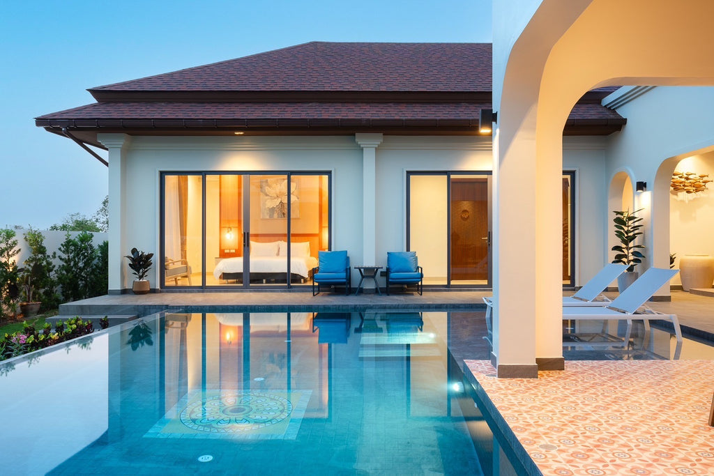 Moderne Luxusvilla im balinesischen Stil mit 3 Schlafzimmern und Pool in der Nähe von Black Mountain – Hua Hin