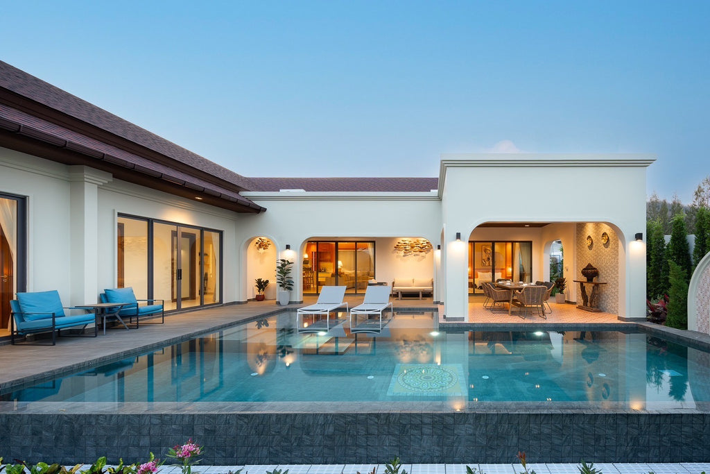 Moderne Luxusvilla im balinesischen Stil mit 3 Schlafzimmern und Pool in der Nähe von Black Mountain – Hua Hin