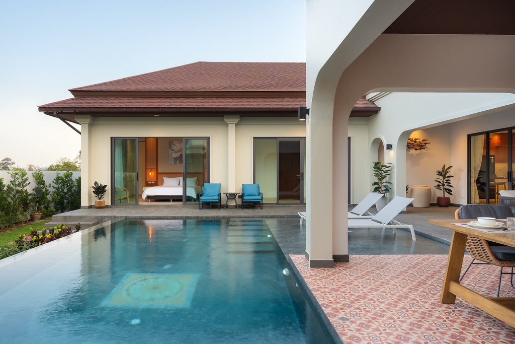 Moderne Luxusvilla im balinesischen Stil mit 3 Schlafzimmern und Pool in der Nähe von Black Mountain – Hua Hin