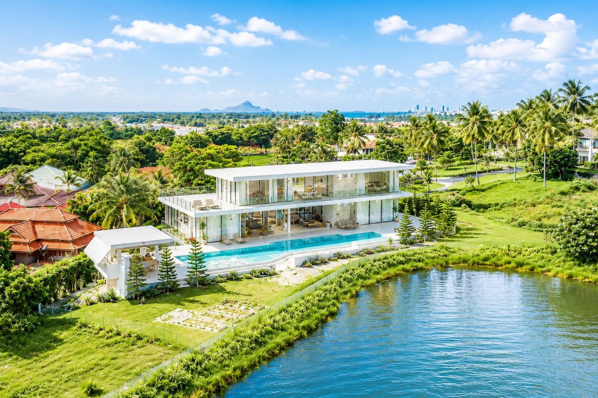Exclusive Waterfront Estate at Palm Hills Golf Club