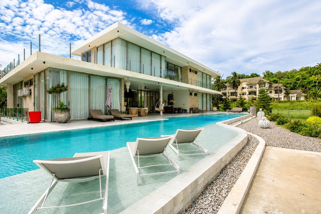 Exclusive Waterfront Estate at Palm Hills Golf Club