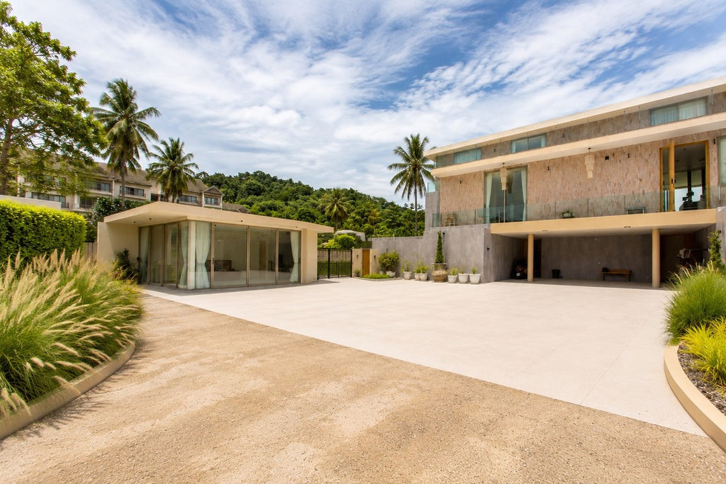 Exclusive Waterfront Estate at Palm Hills Golf Club
